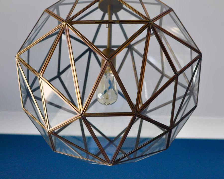 Bolu, avec une ampoule au milieu entouré de verre