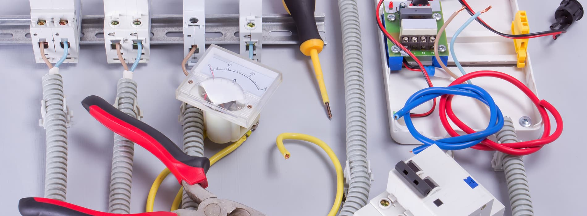 des outils des gaines et des disjoncteurs électriques
