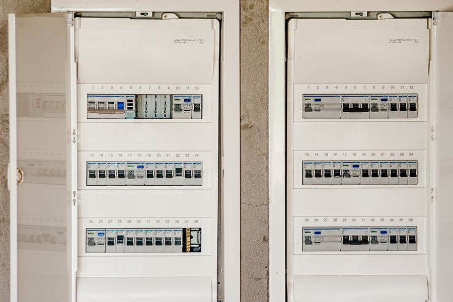 Deux. Tableaux électriques