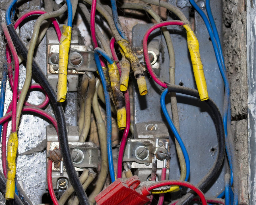 Fils électrique, entouré de scotch