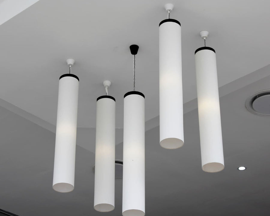 Lumière longue fixée sur le plafond
