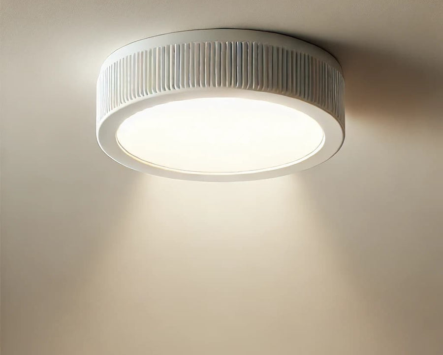 Luminaire LED au plafond diffusant une lumière homogène