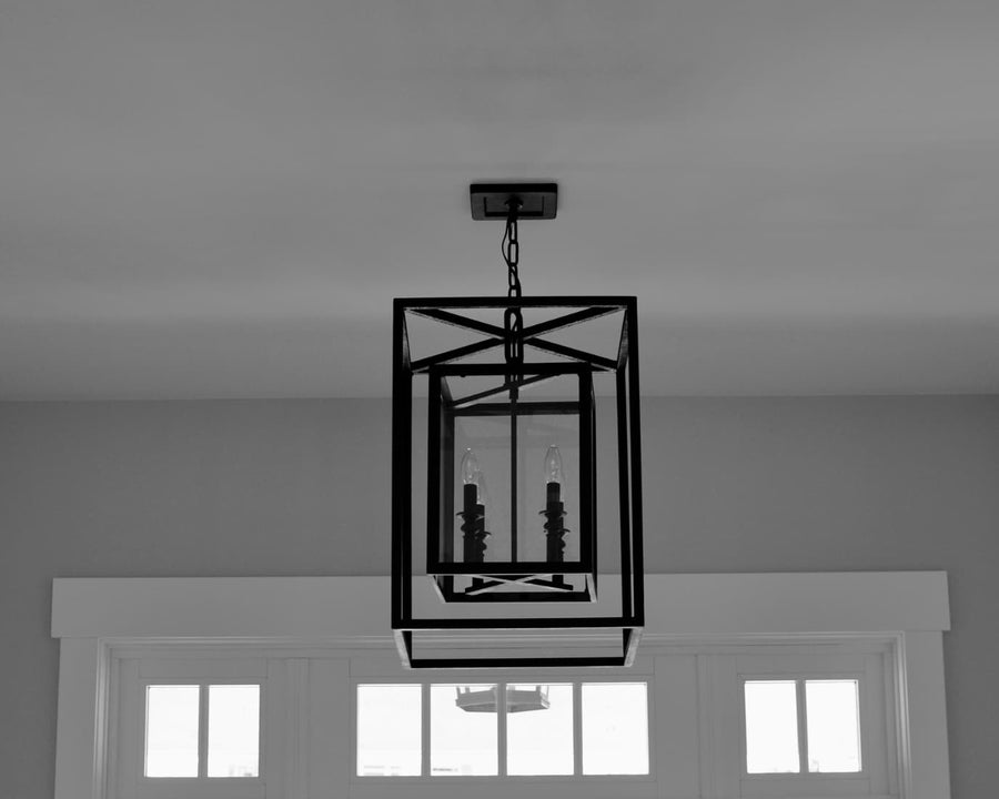 Luminaire noir fixé au plafond