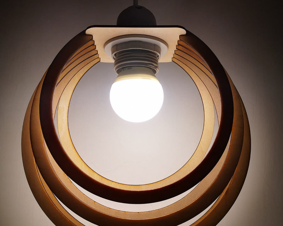 Lustre en bois avec une ampoule