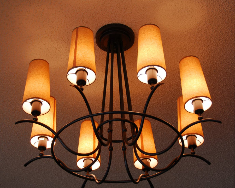 Lustre qui éclaire avec les lumières tamisée