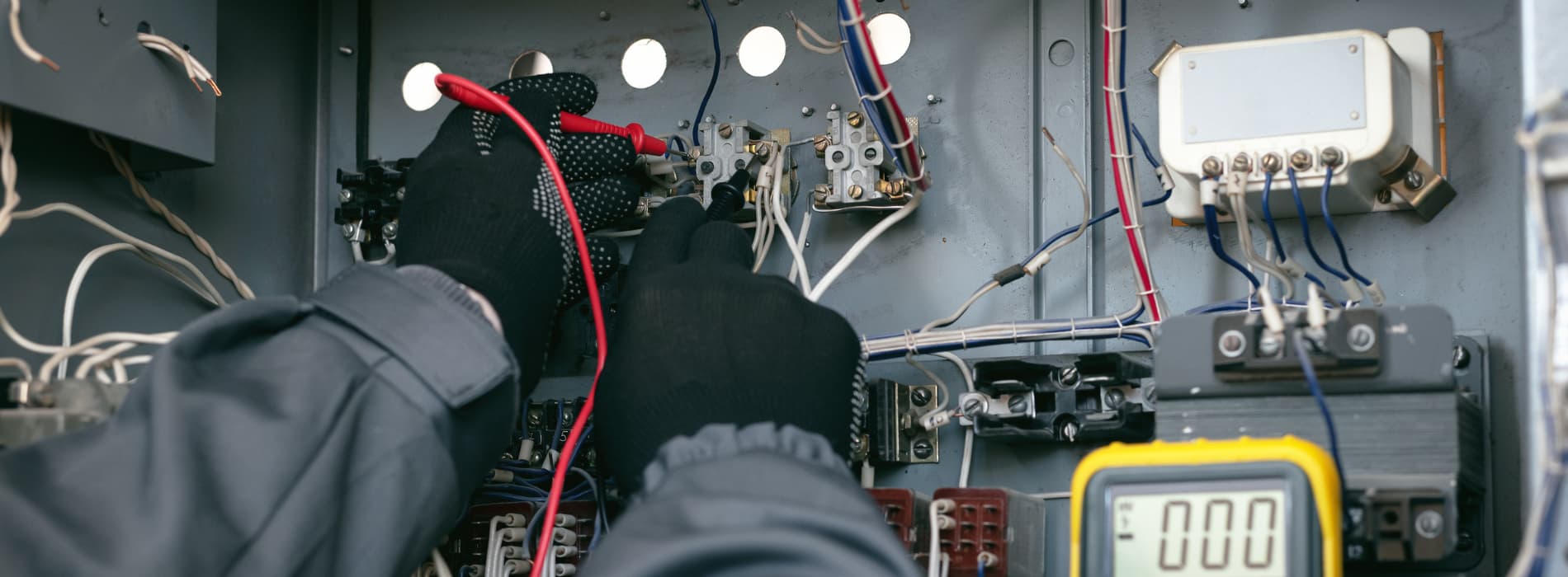 mains gantées et Plusieurs transformateurs électriques 