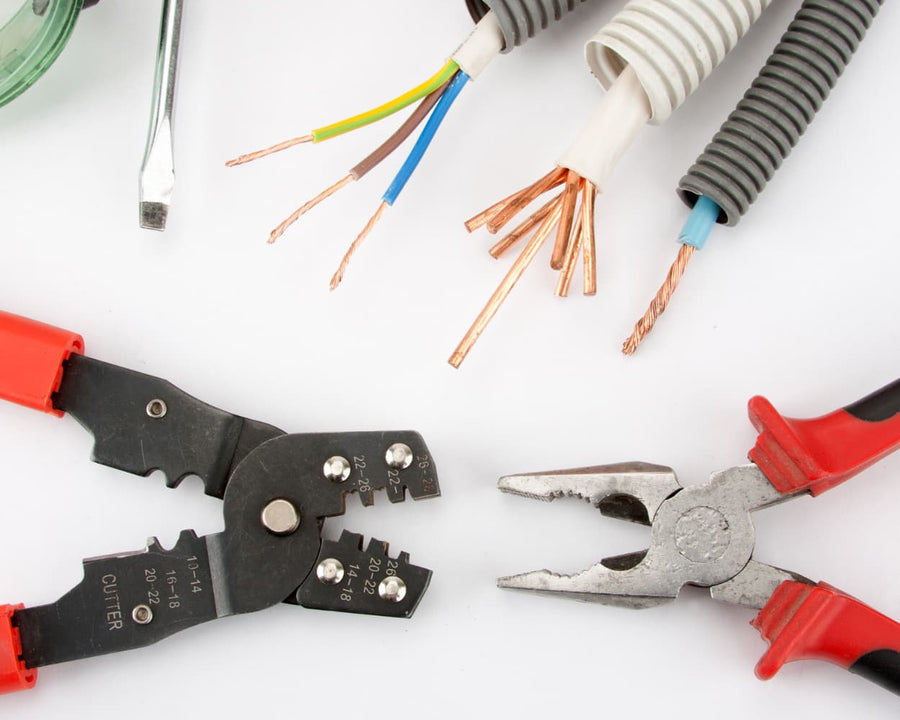 Outils d'électricien et gaine électrique
