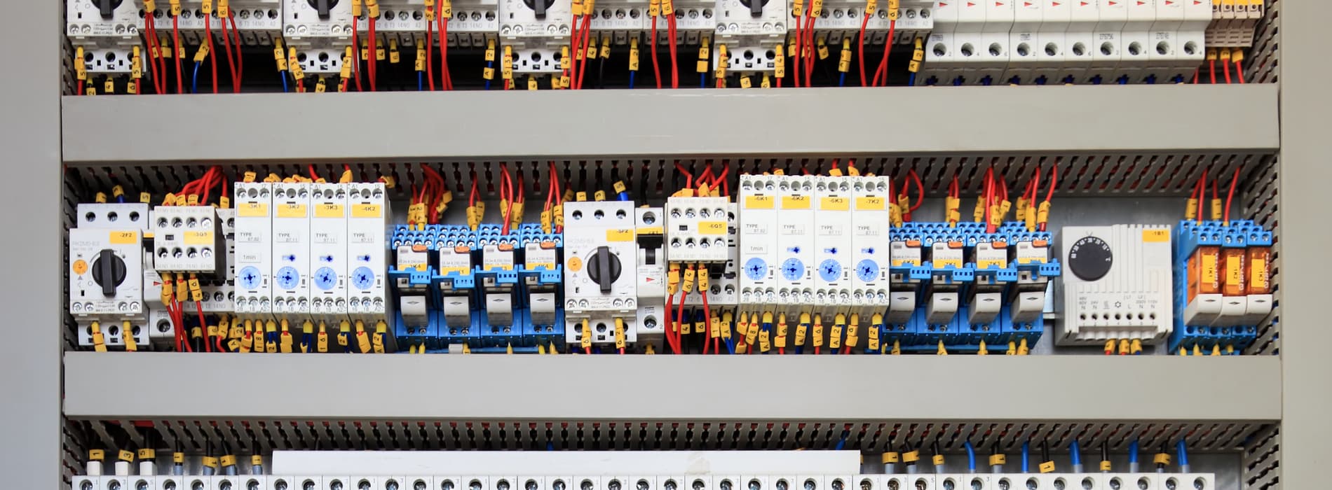 Plusieurs appareils électriques dans un tableau