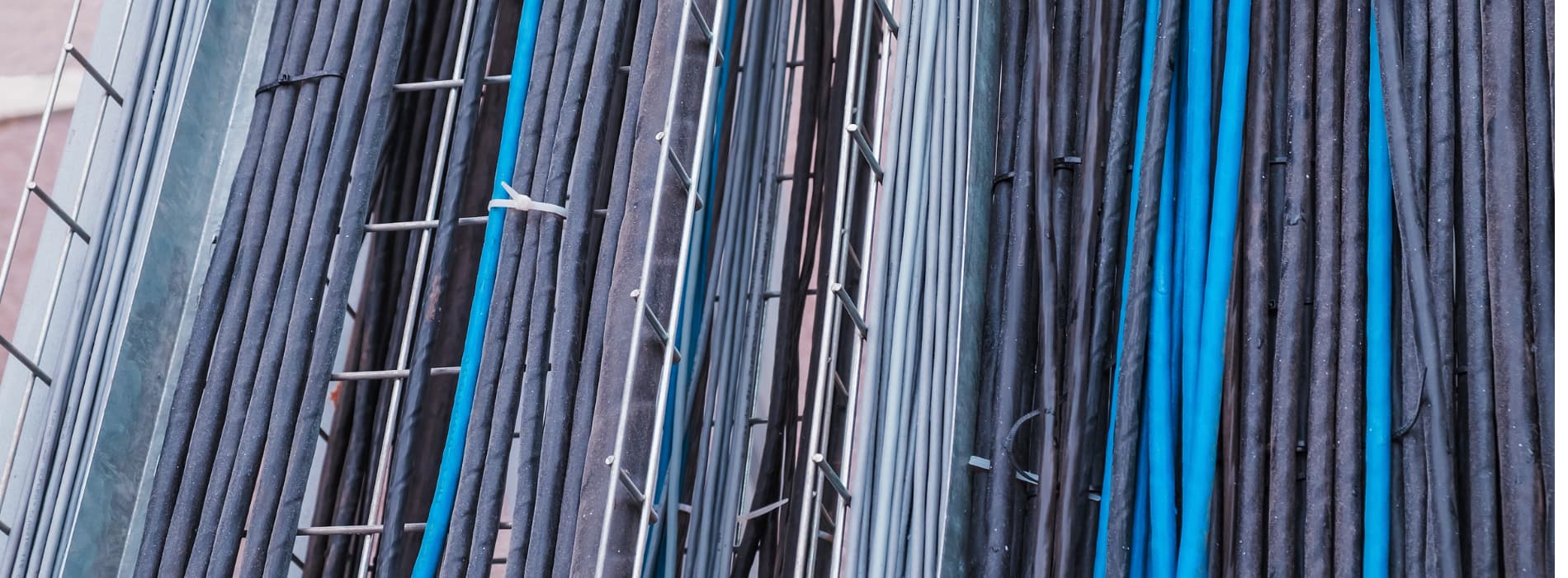 Plusieurs cables dans des chemins de câbles
