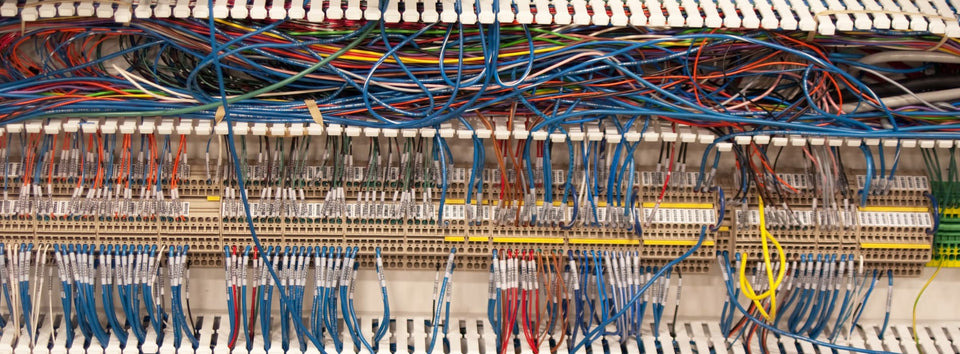 Plusieurs fils électriques branchés à des Bornier