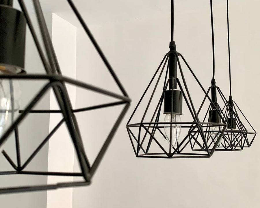 Plusieurs plusieurs lustres avec une lampe l'un après les autres