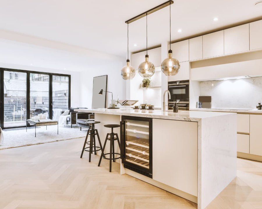 Une salle à manger avec un lustre au milieu et des spots